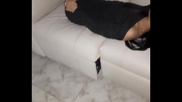 Mi novia me visita me comienza a seducir para follarla bien duro